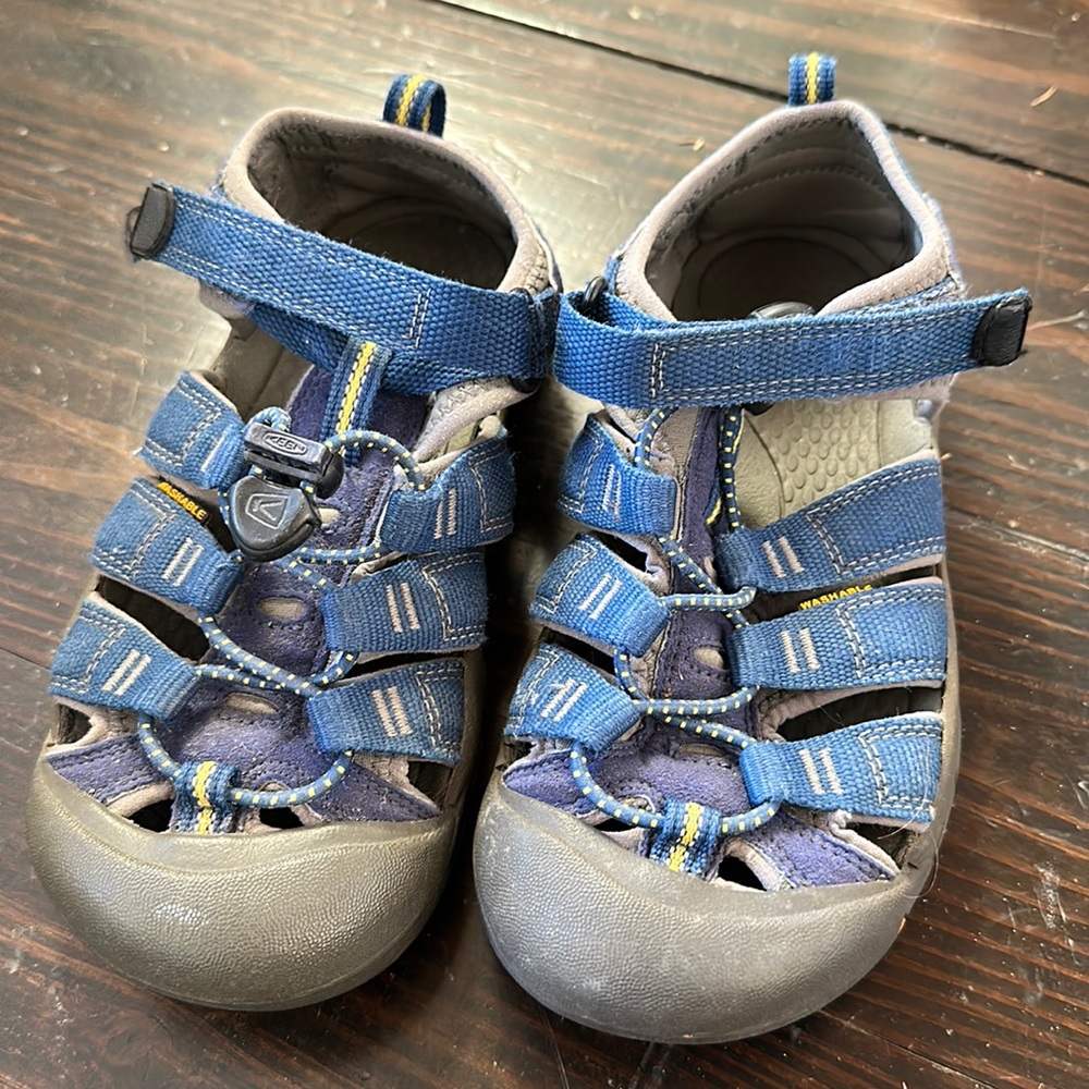 Boys Keen water shoes, size 2/3
